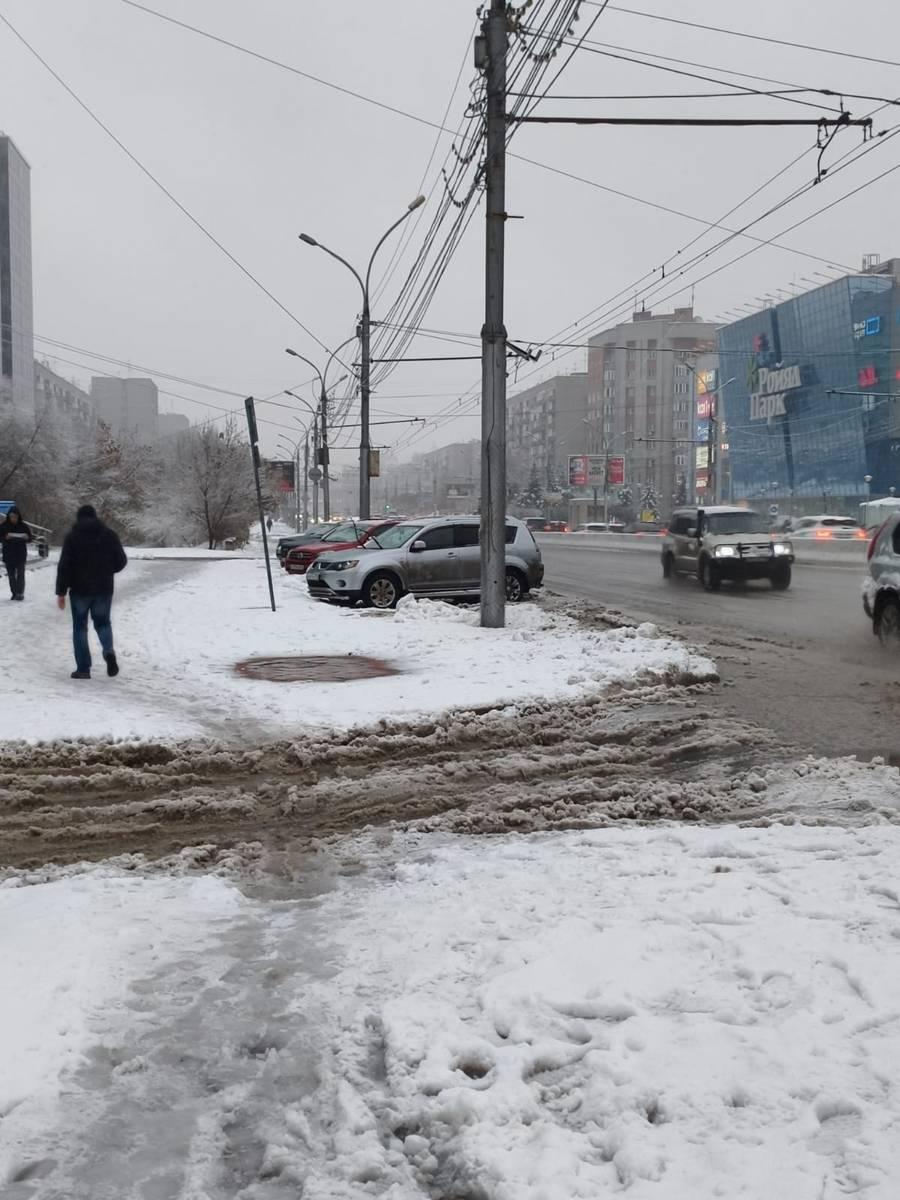 Фото «Не пройти, не проехать»: Новосибирск погрузился в слякоть. Фоторепортаж 6